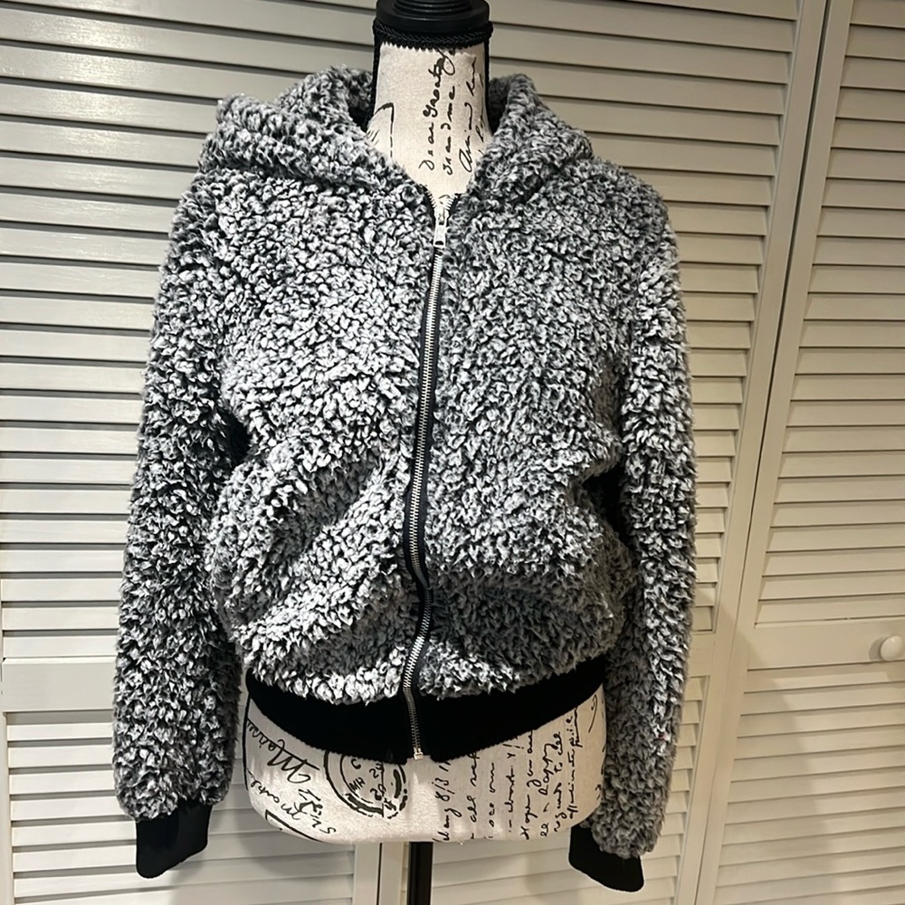 Comfy cozy cropped inner/outer zip up w/hood black/white/gray marled look size S
